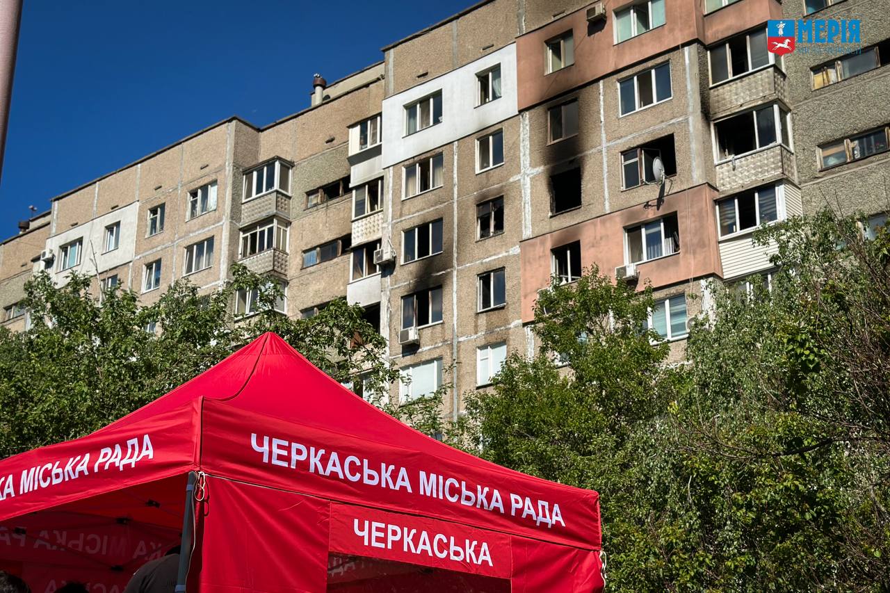 У Черкасах під час обстрілу пошкоджено 3 висотки, вибито 200 вікон - фото 4