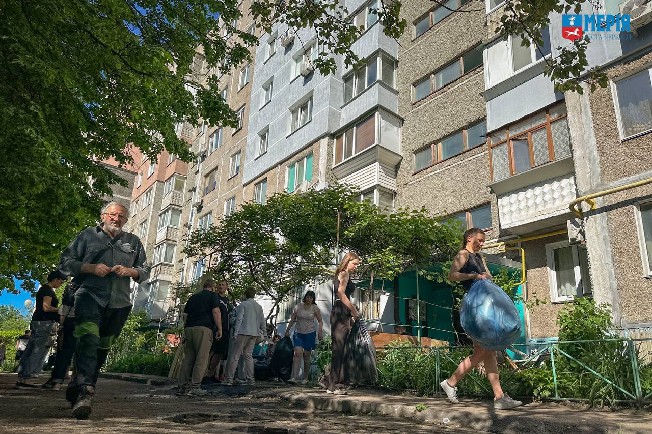 У Черкасах під час обстрілу пошкоджено 3 висотки, вибито 200 вікон - фото 3