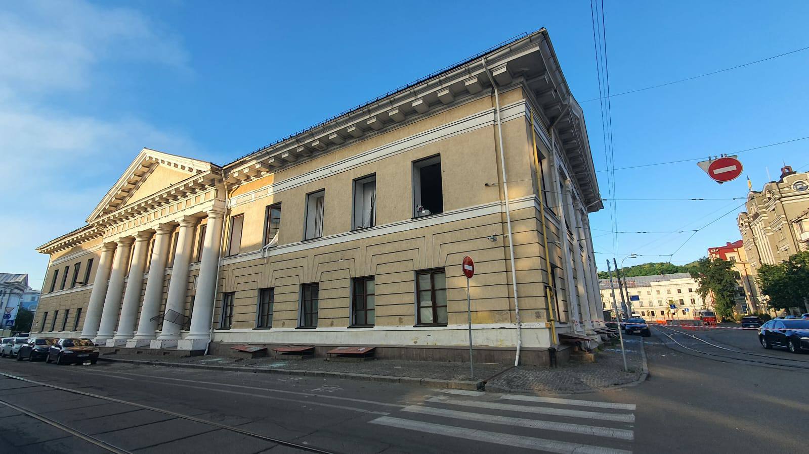 Росіяни пошкодили Національний художній музей України та Національний музей «Чорнобиль» - фото 15