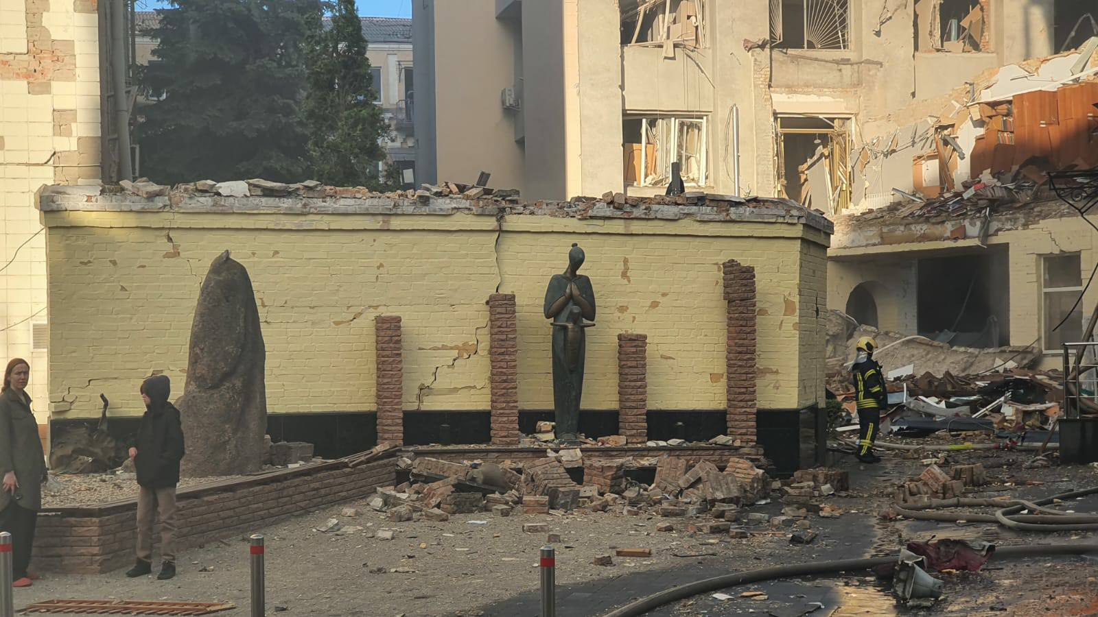 Росіяни пошкодили Національний художній музей України та Національний музей «Чорнобиль» - фото 17