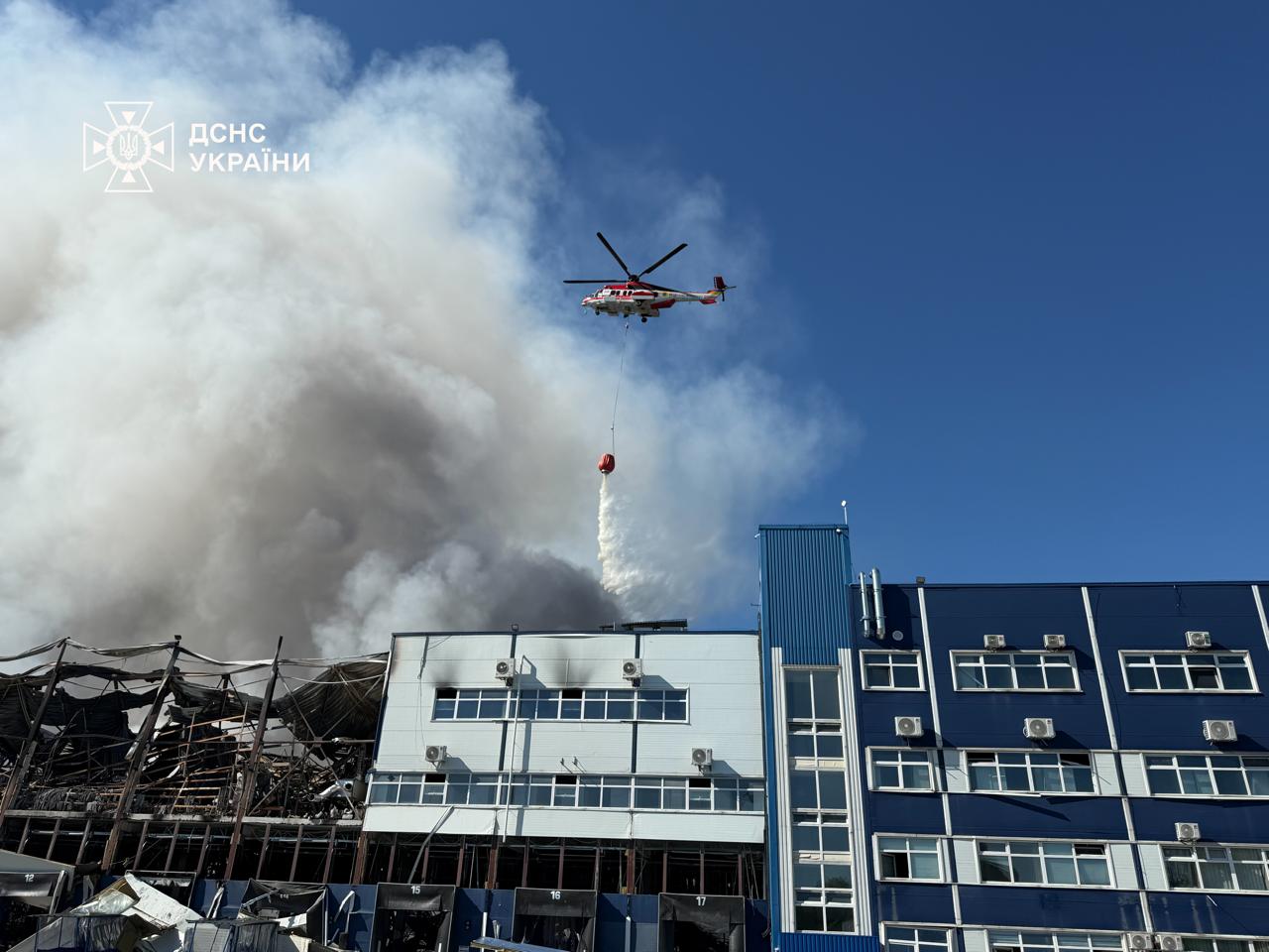 У Київські області після обстрілу ліквідували пожежу на площі 10 000 кв. м - фото 5