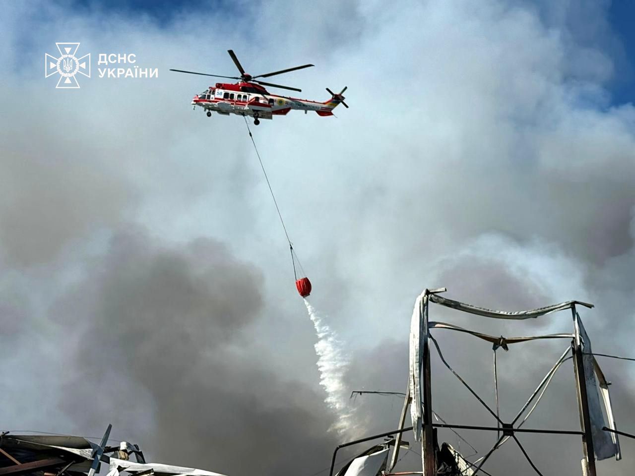 У Київські області після обстрілу ліквідували пожежу на площі 10 000 кв. м - фото 2