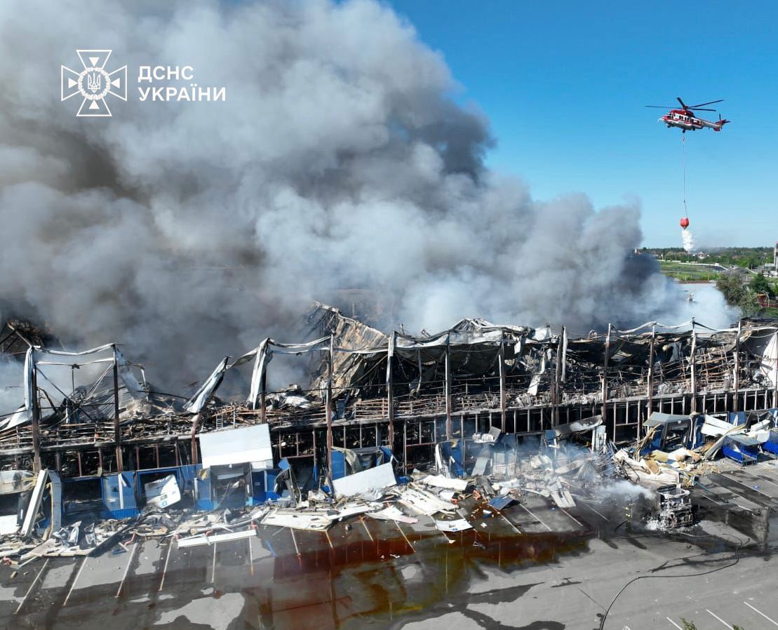 У Київські області після обстрілу ліквідували пожежу на площі 10 000 кв. м - фото 3