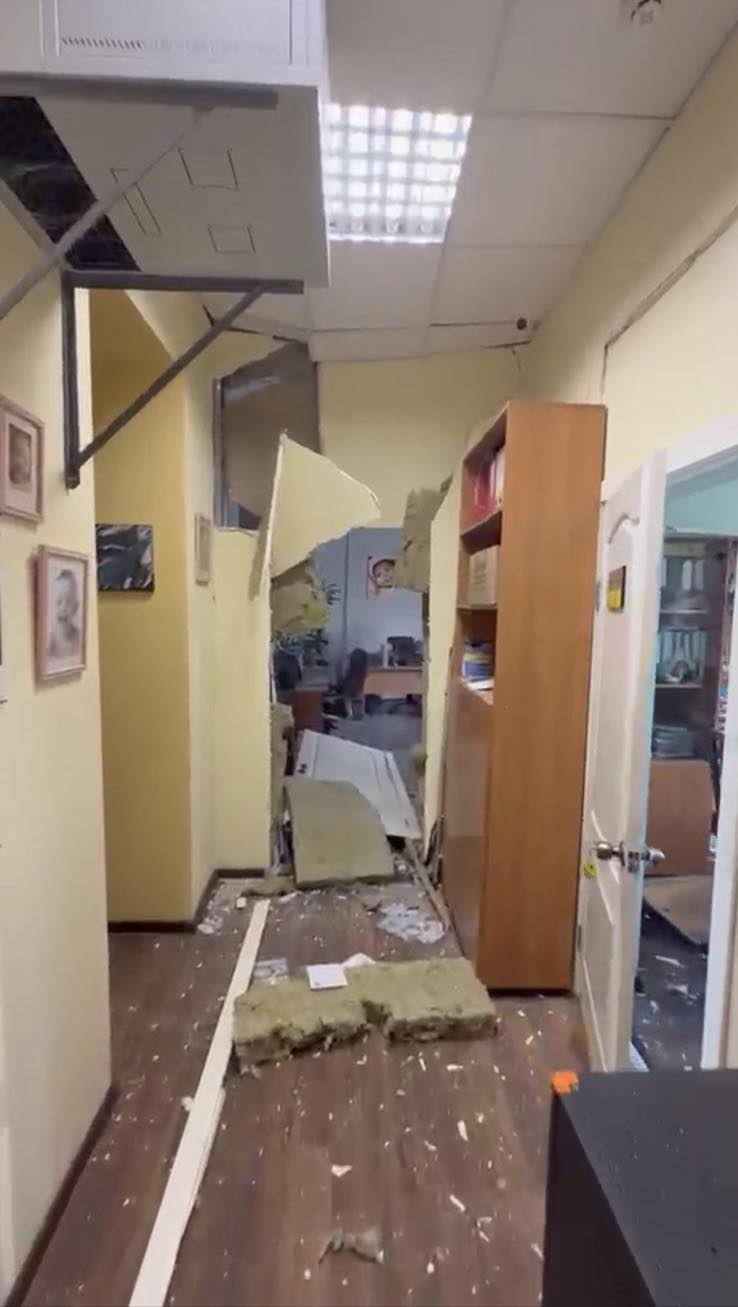У Києві пошкоджено міський центр реабілітації дітей з інвалідністю - фото 2