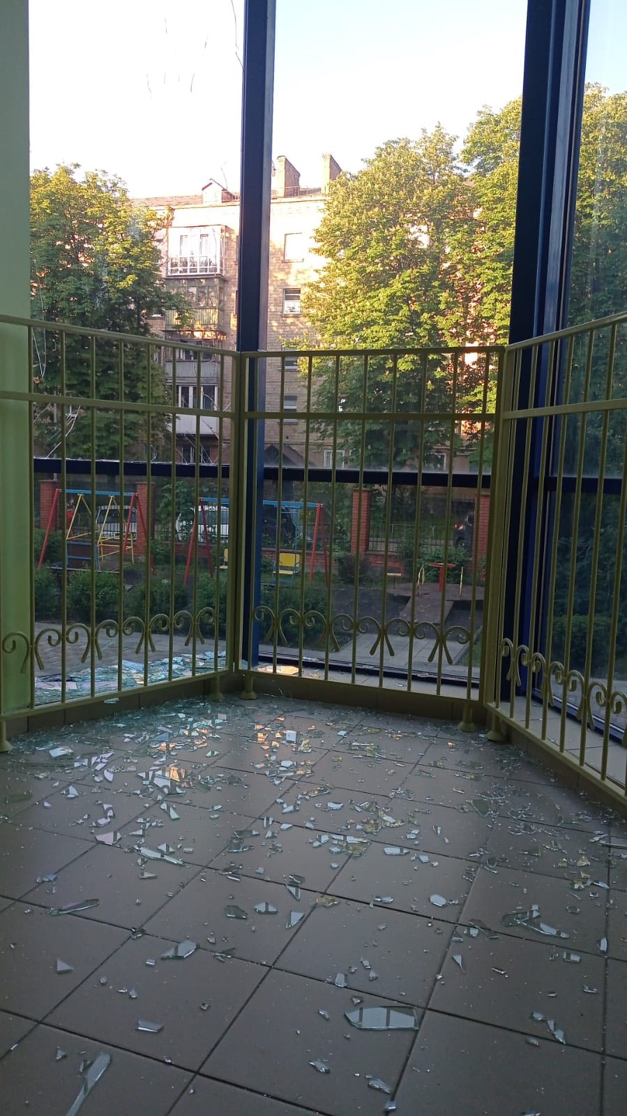 У Києві пошкоджено міський центр реабілітації дітей з інвалідністю - фото 8