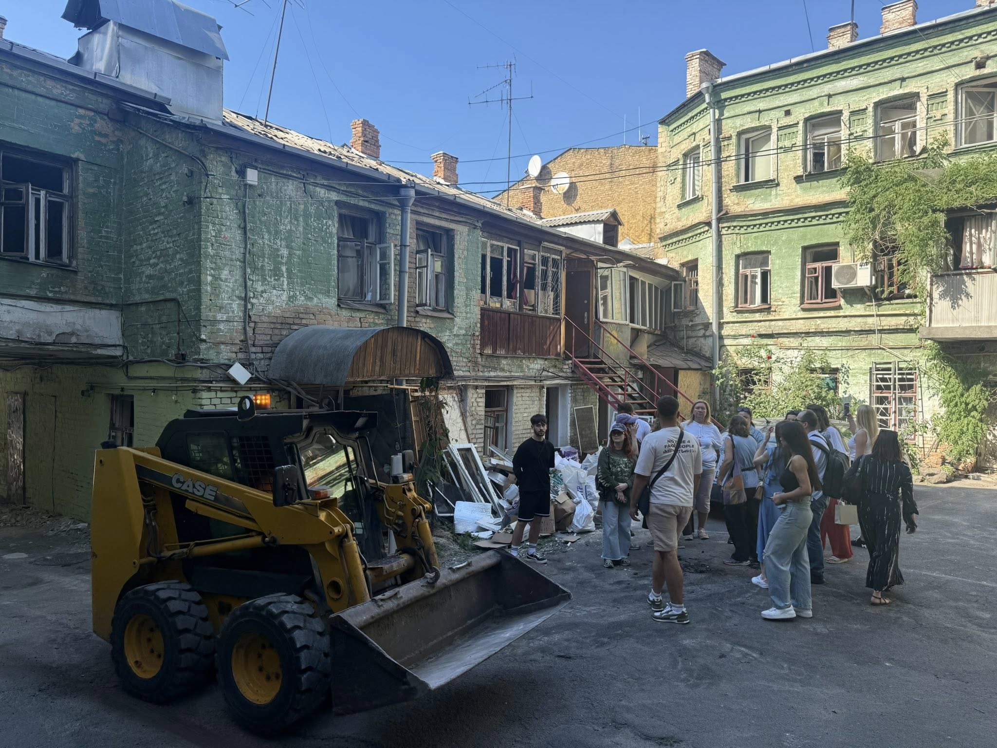 Культурний простір «Їде дах» у столиці зазнав пошкоджень під час атаки рф - фото 3