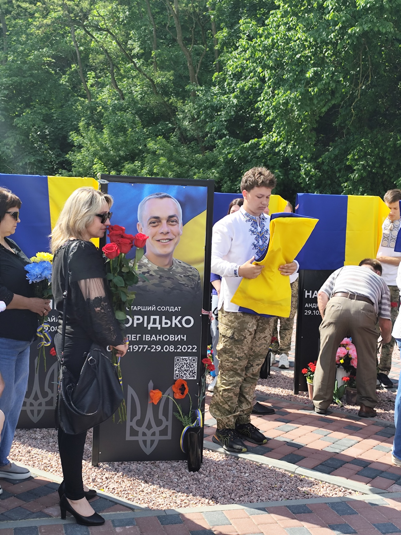 Алею слави відкрили у Каневі, на ній 103 портрети загиблих воїнів. Фото - фото 2