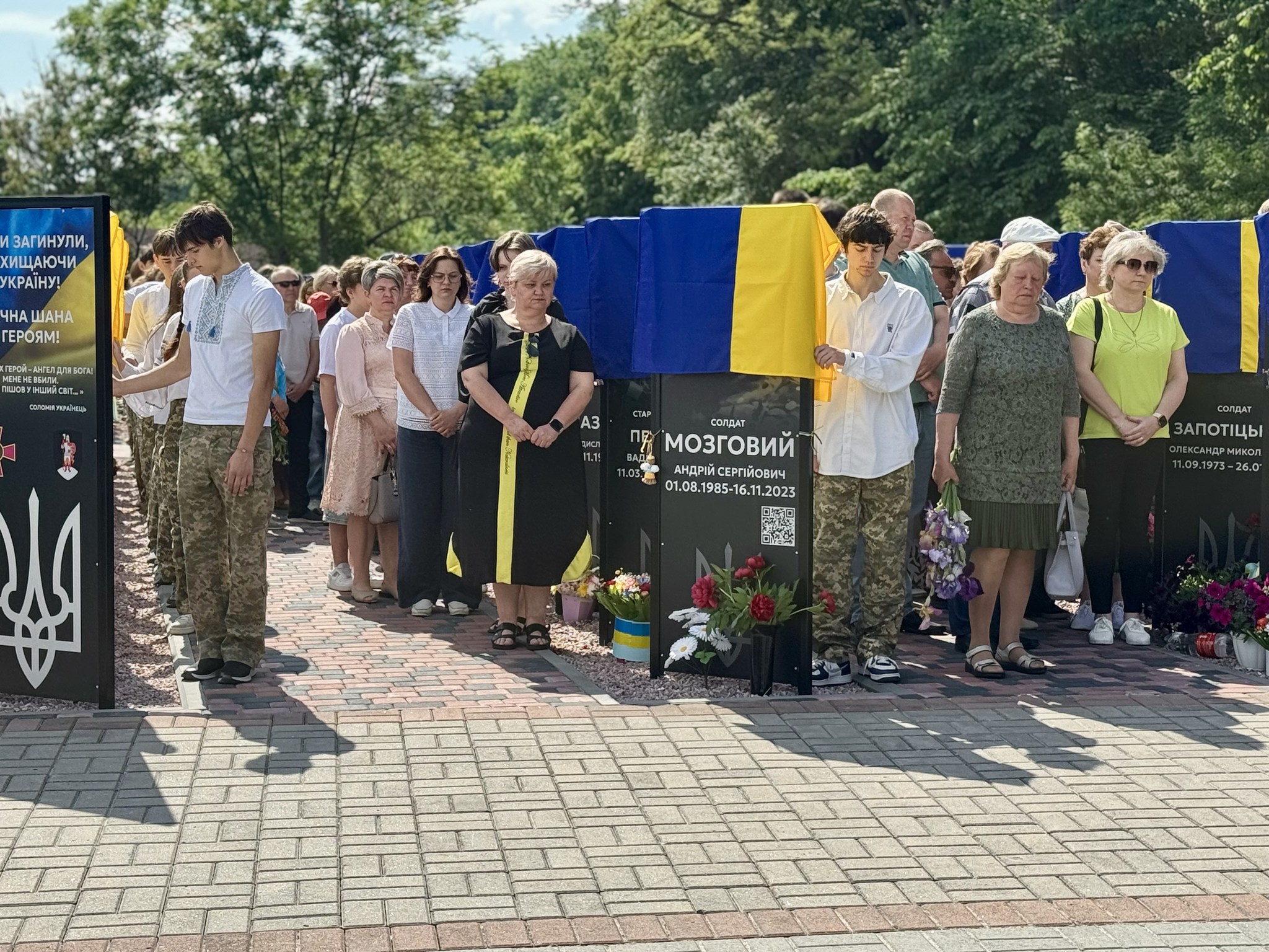 Алею слави відкрили у Каневі, на ній 103 портрети загиблих воїнів. Фото - фото 3