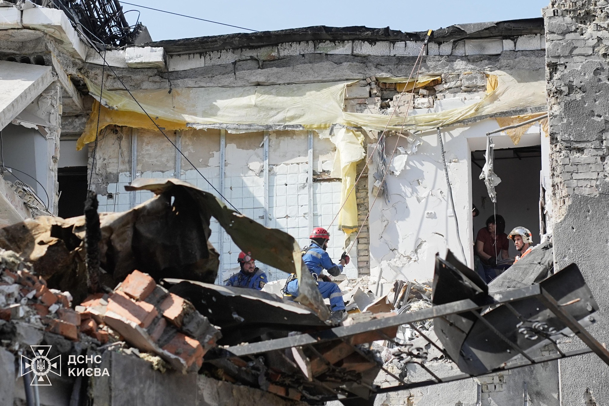 У Києві завершили аварійно-відновлювальні роботи на місці одного з російських ударів - фото 2