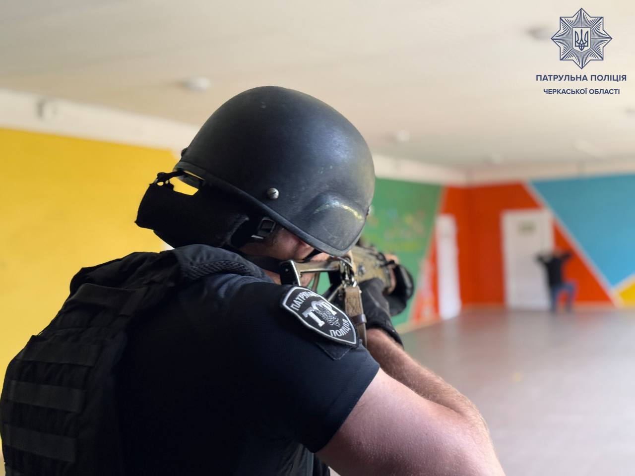 У черкаських школах поліцейські відпрацювали дії при надзвичайній ситуації. Фото - фото 4