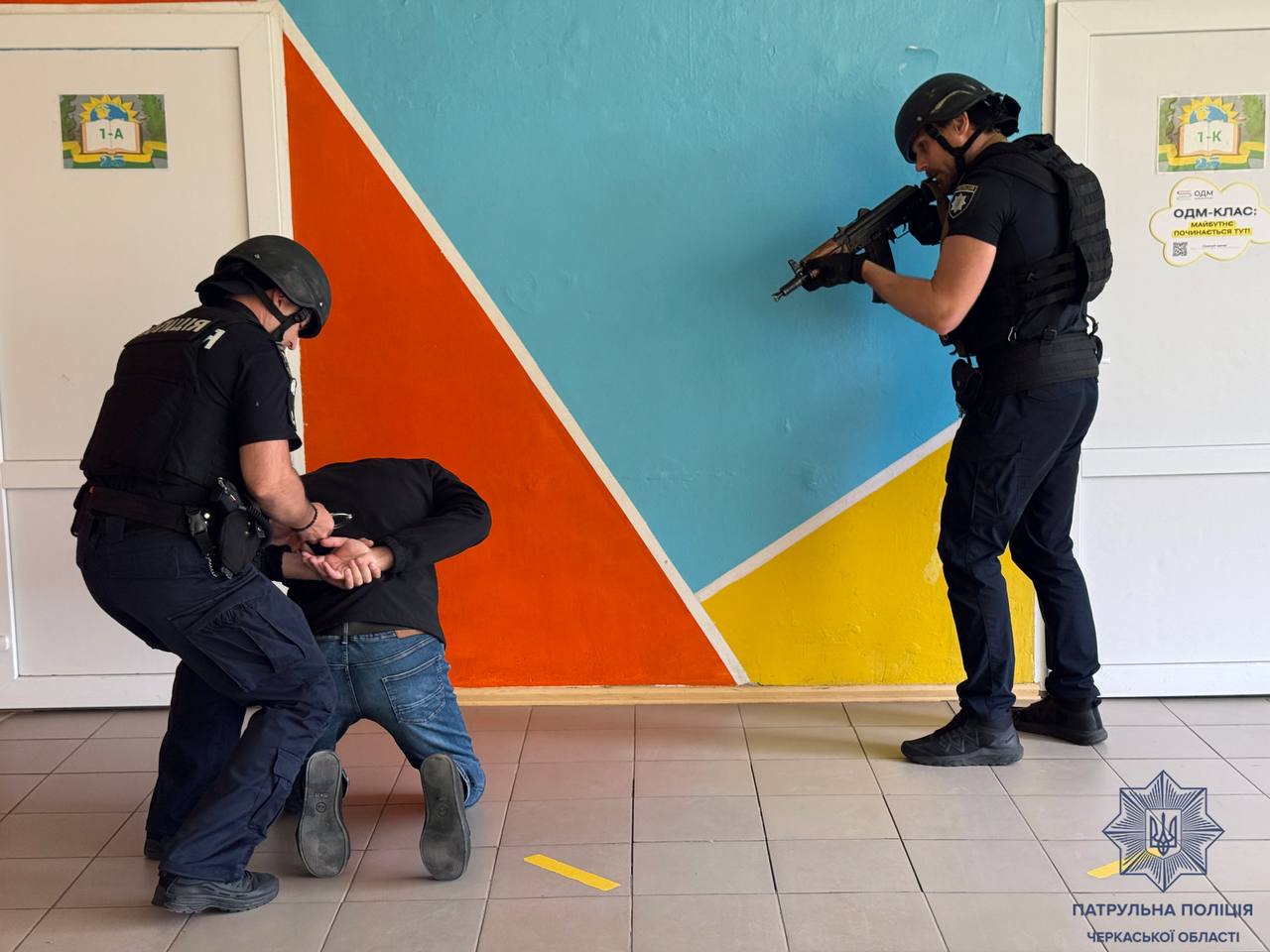 У черкаських школах поліцейські відпрацювали дії при надзвичайній ситуації. Фото - фото 5