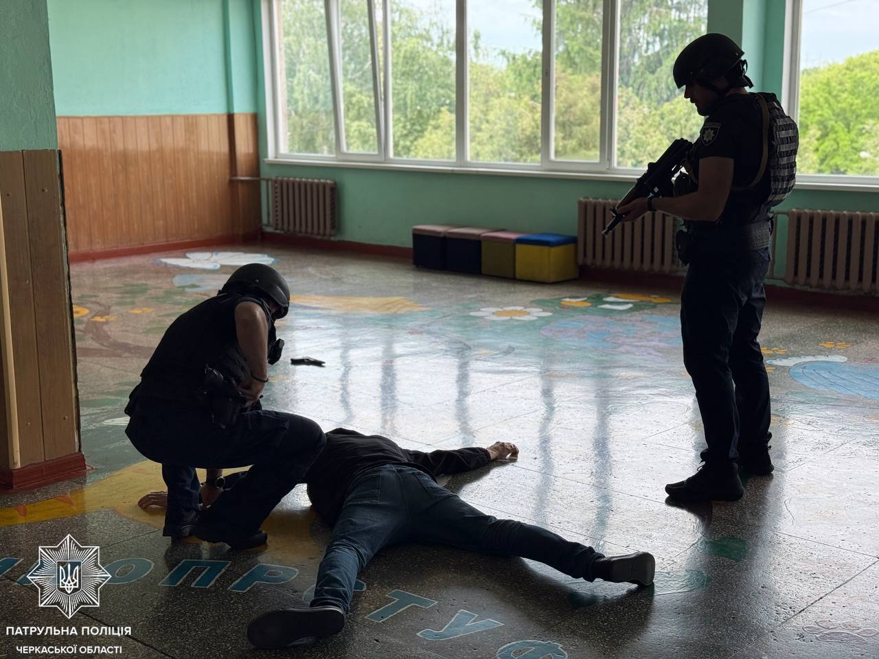 У черкаських школах поліцейські відпрацювали дії при надзвичайній ситуації. Фото - фото 6