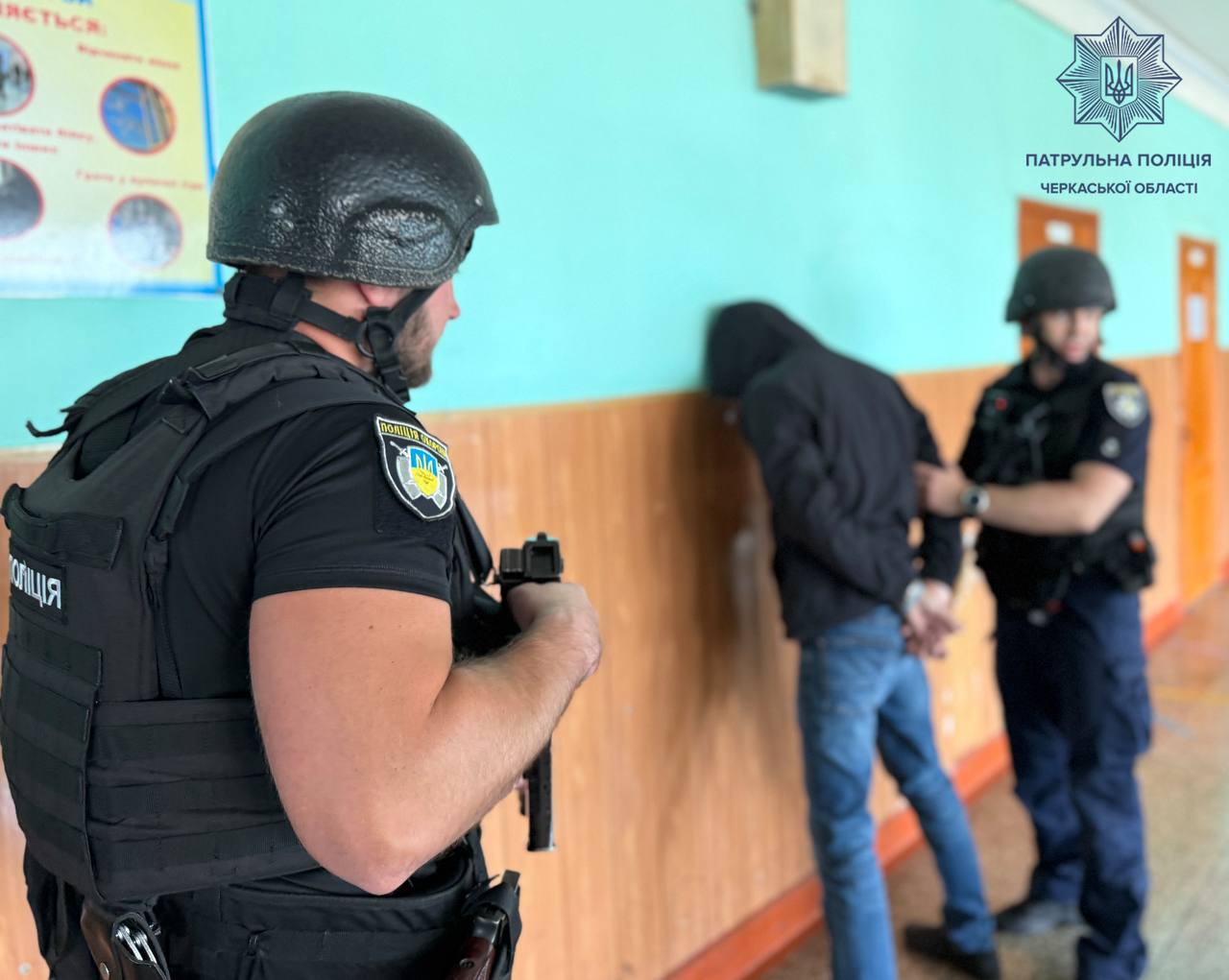 У черкаських школах поліцейські відпрацювали дії при надзвичайній ситуації. Фото - фото 8