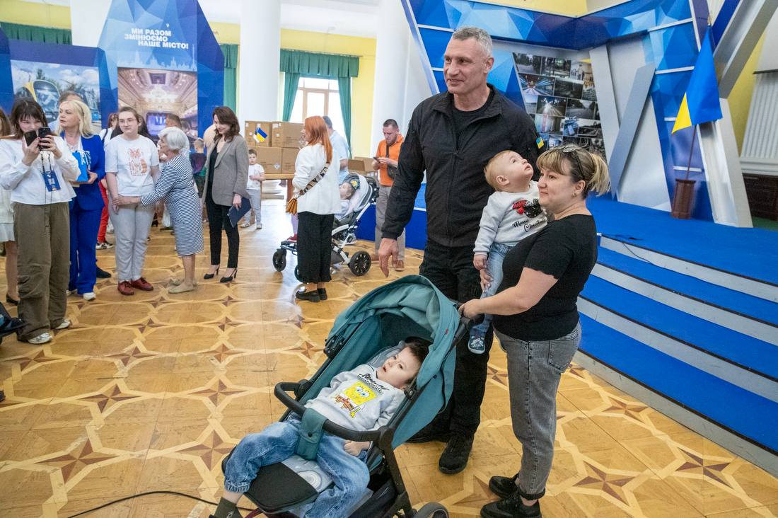 У Києві родинам із дітьми з інвалідністю передали зарядні станції