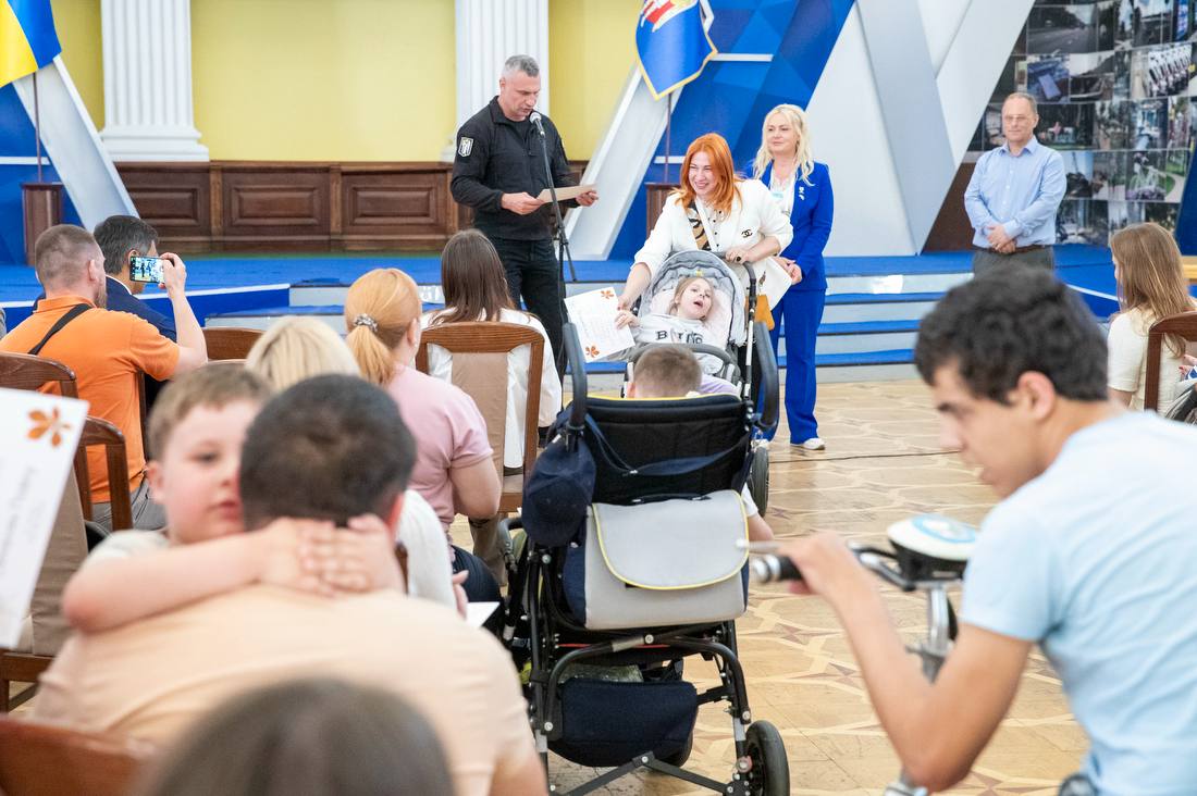 У Києві родинам із дітьми з інвалідністю передали зарядні станції - фото 2