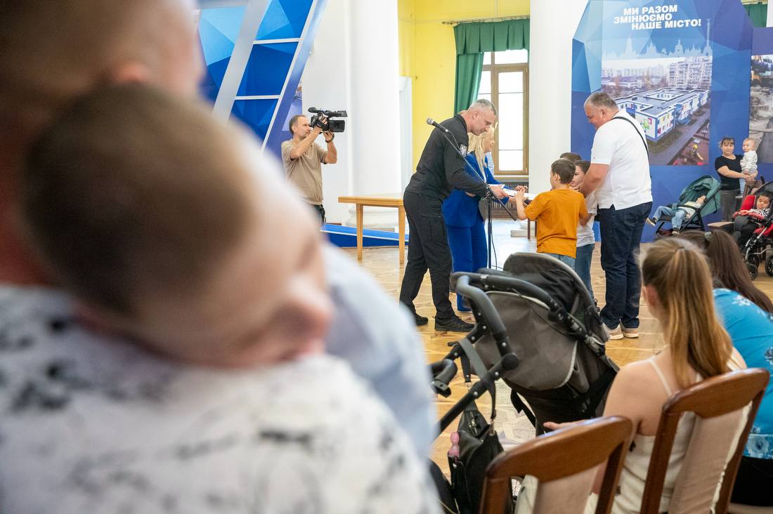 У Києві родинам із дітьми з інвалідністю передали зарядні станції - фото 3