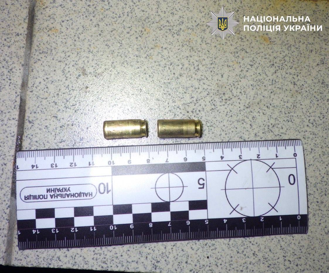 У Києві чоловіку повідомили про підозру за стрілянину у дворі багатоповерхівки