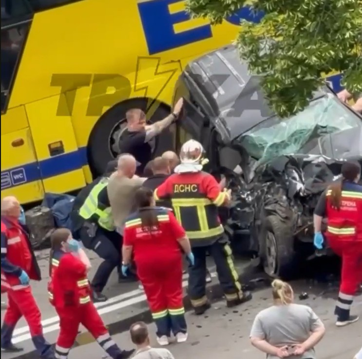 Серйозна ДТП у Борисполі: зіштовхнулись автівка та пасажирський автобус