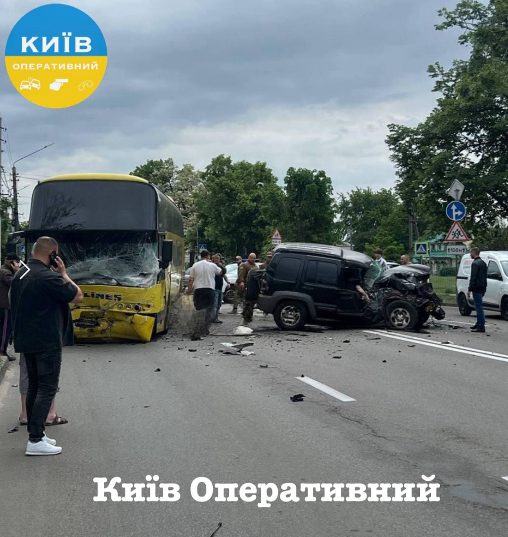 Серйозна ДТП у Борисполі: зіштовхнулись автівка та пасажирський автобус - фото 2