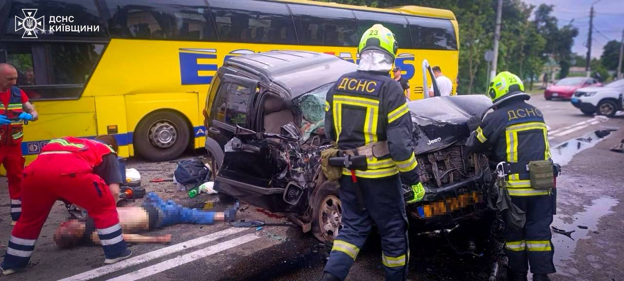 Серйозна ДТП у Борисполі: зіштовхнулись автівка та пасажирський автобус