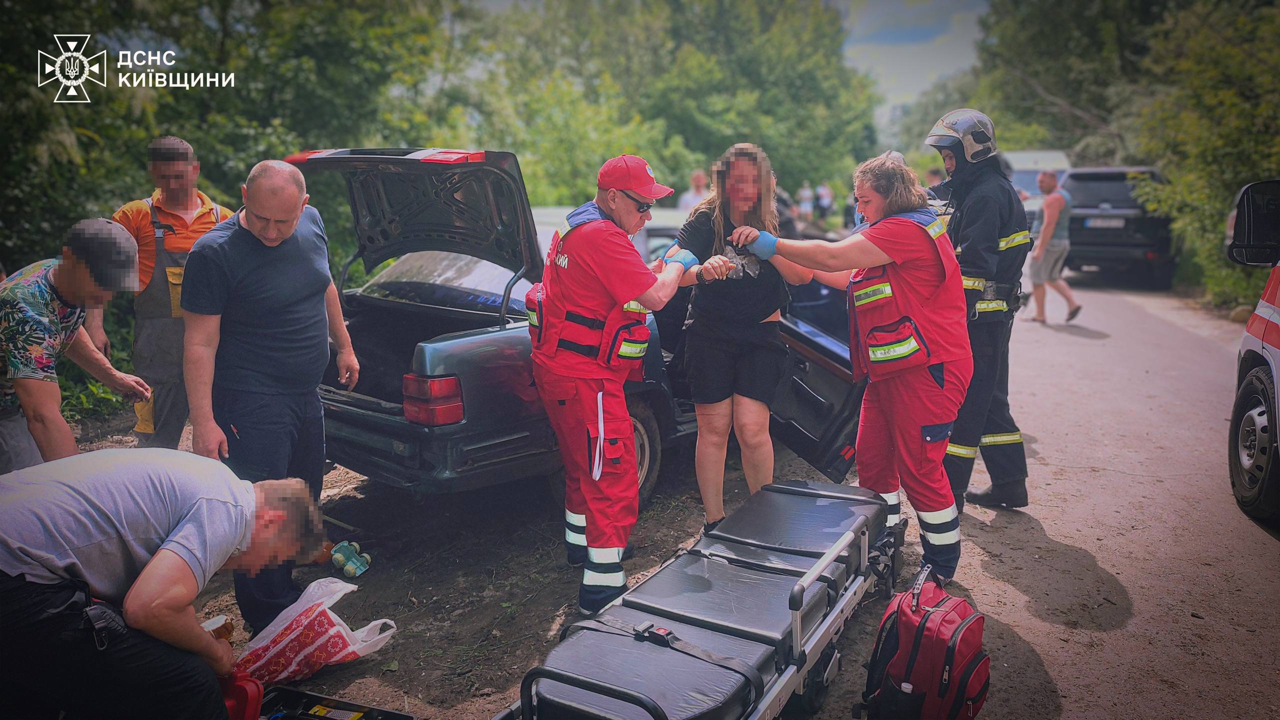 В Ірпені рятувальники деблокували шістьох людей із понівеченого авто після ДТП