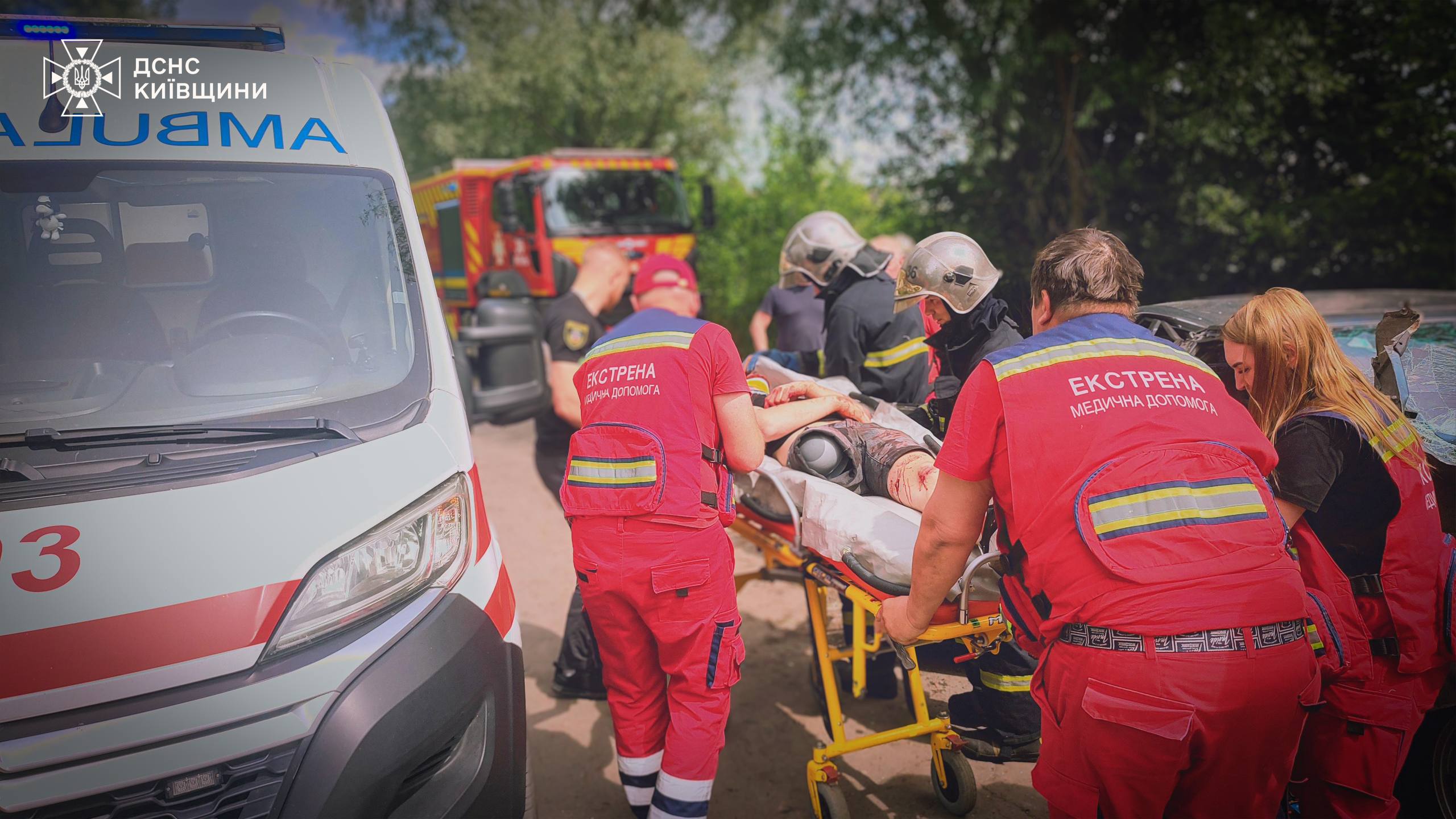 В Ірпені рятувальники деблокували шістьох людей із понівеченого авто після ДТП - фото 2