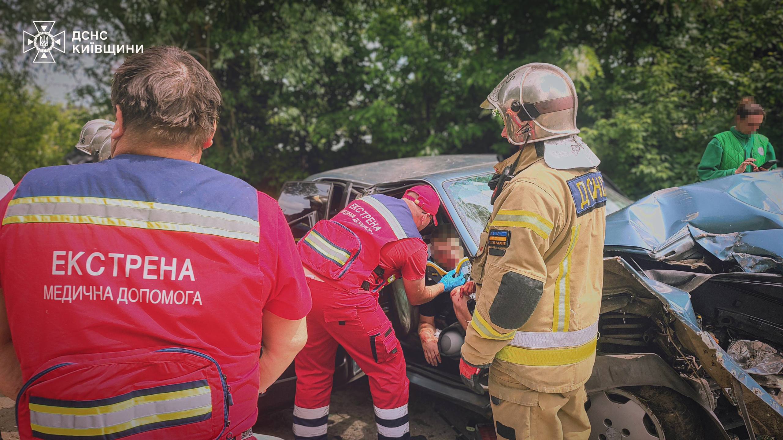 В Ірпені рятувальники деблокували шістьох людей із понівеченого авто після ДТП - фото 3