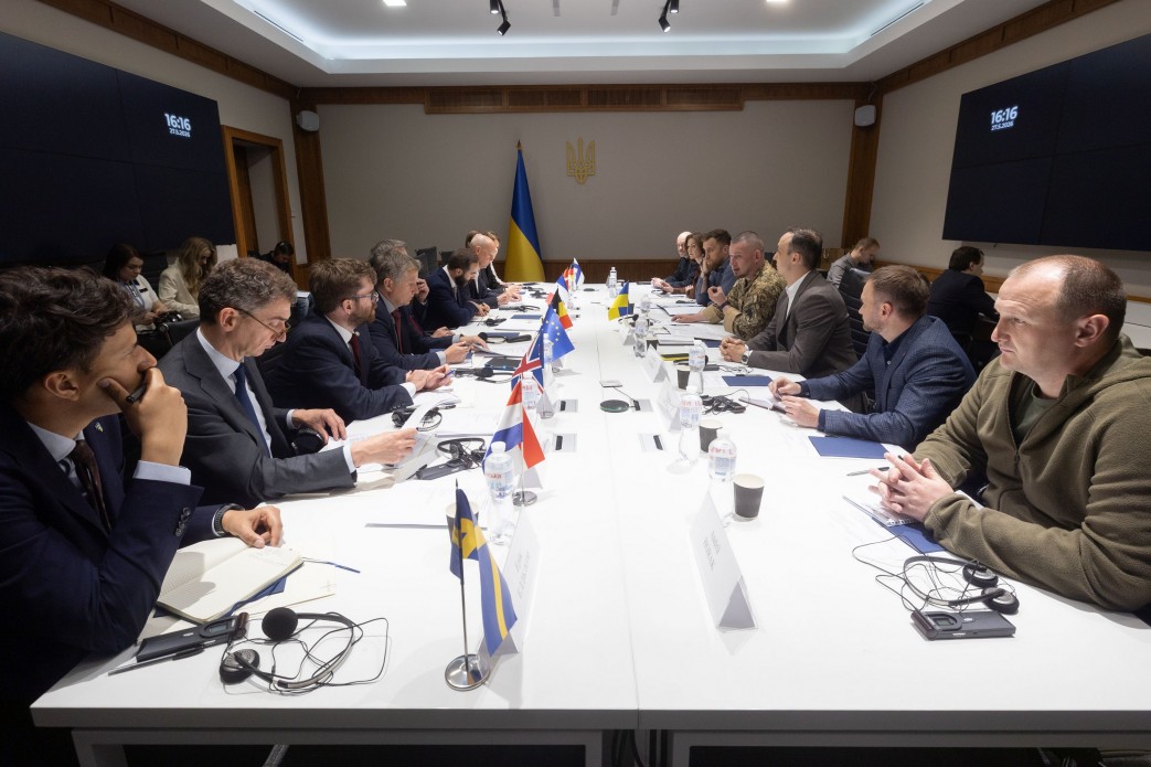 Європейським послам показали іноземні компоненти з російських ракет і БпЛА, які били по Україні 24 травня - фото 2