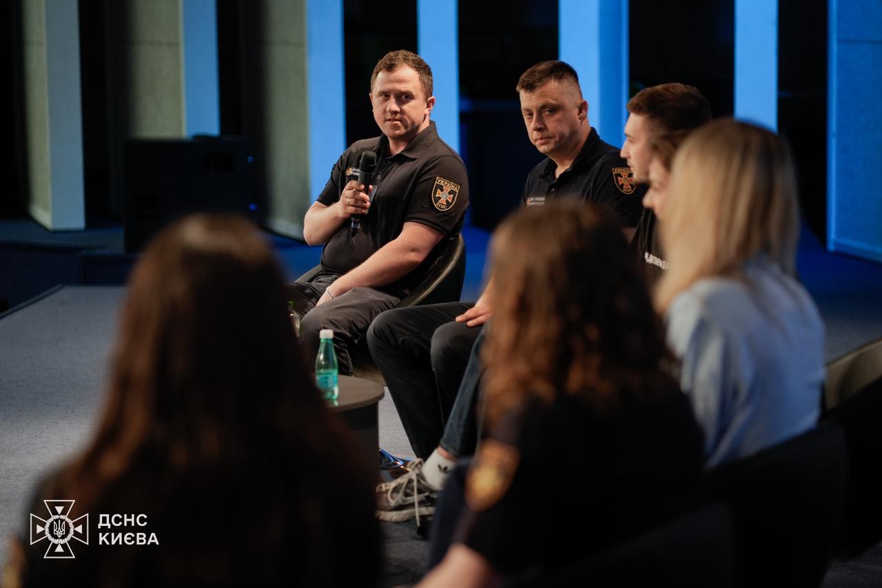 У столиці презентували стрічку «На звук сирен» про роботу рятувальників під час обстрілів