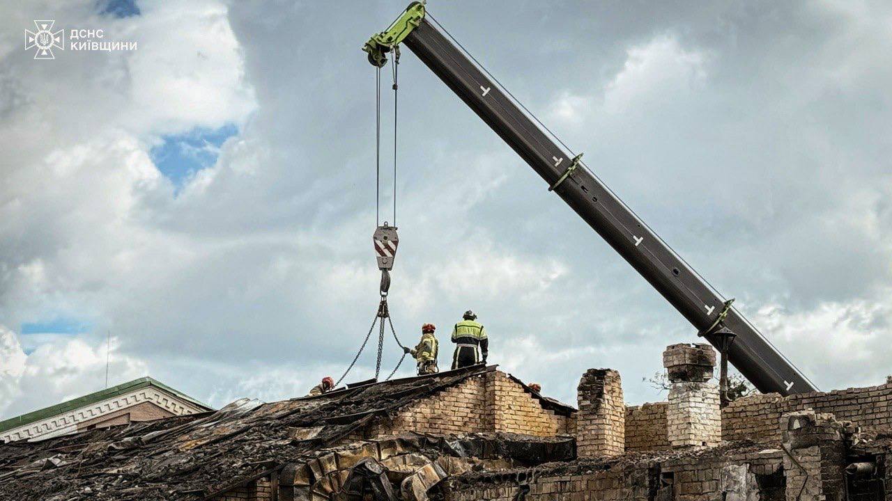 Рятувальники четверту добу ліквідовують наслідки російського удару на Київщині - фото 4
