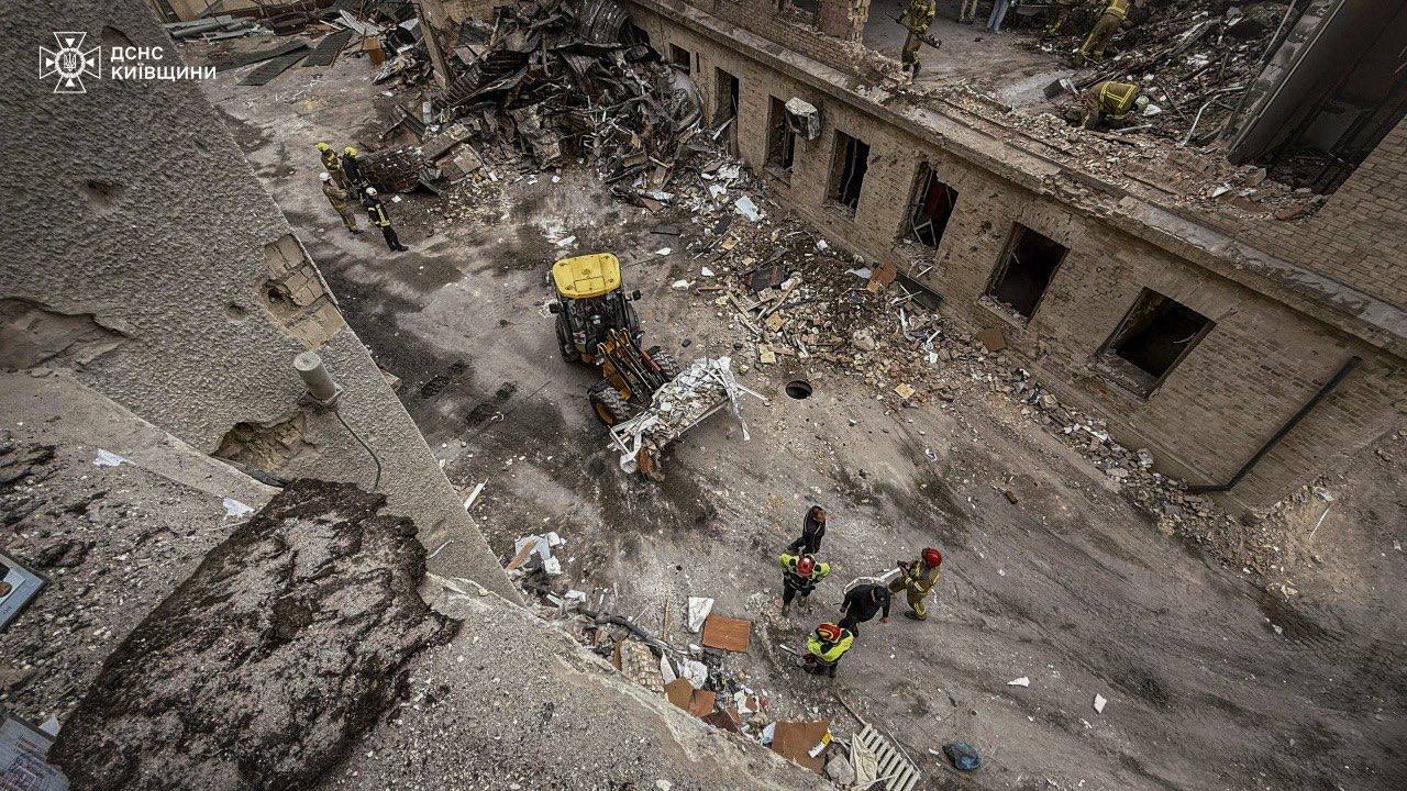 Рятувальники четверту добу ліквідовують наслідки російського удару на Київщині