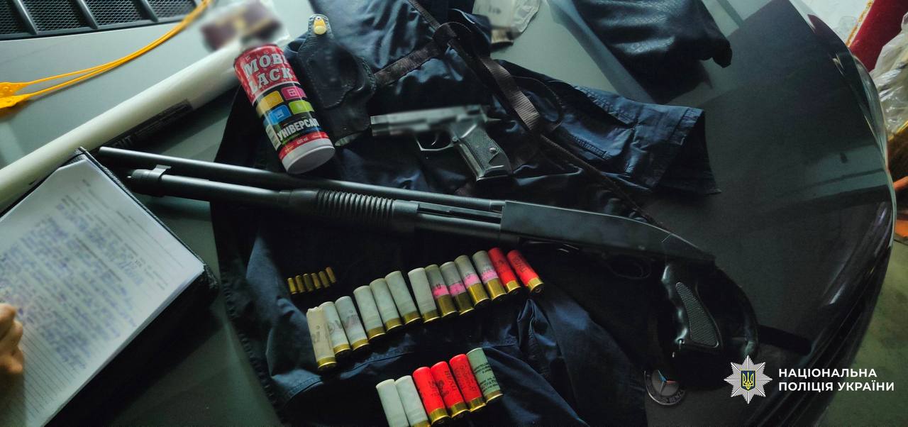 Киянин намагався полагодити рушницю та випадково підстрелив перехожу. Жінка у важкому стані