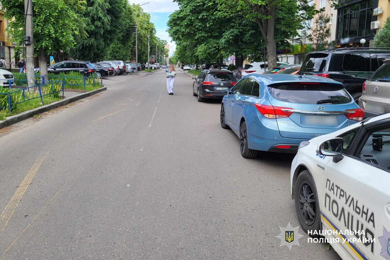 У Черкасах водій автомобіля збив жінку, коли здавав назад: потерпілу госпіталізували