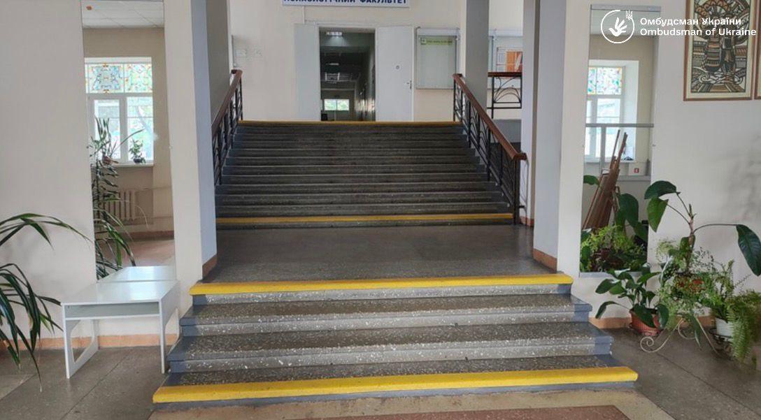У корпусі Черкаського національного університету виявили порушення вимог безбар’єрності