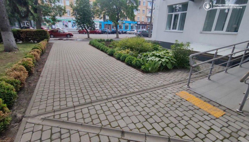 У корпусі Черкаського національного університету виявили порушення вимог безбар’єрності - фото 3