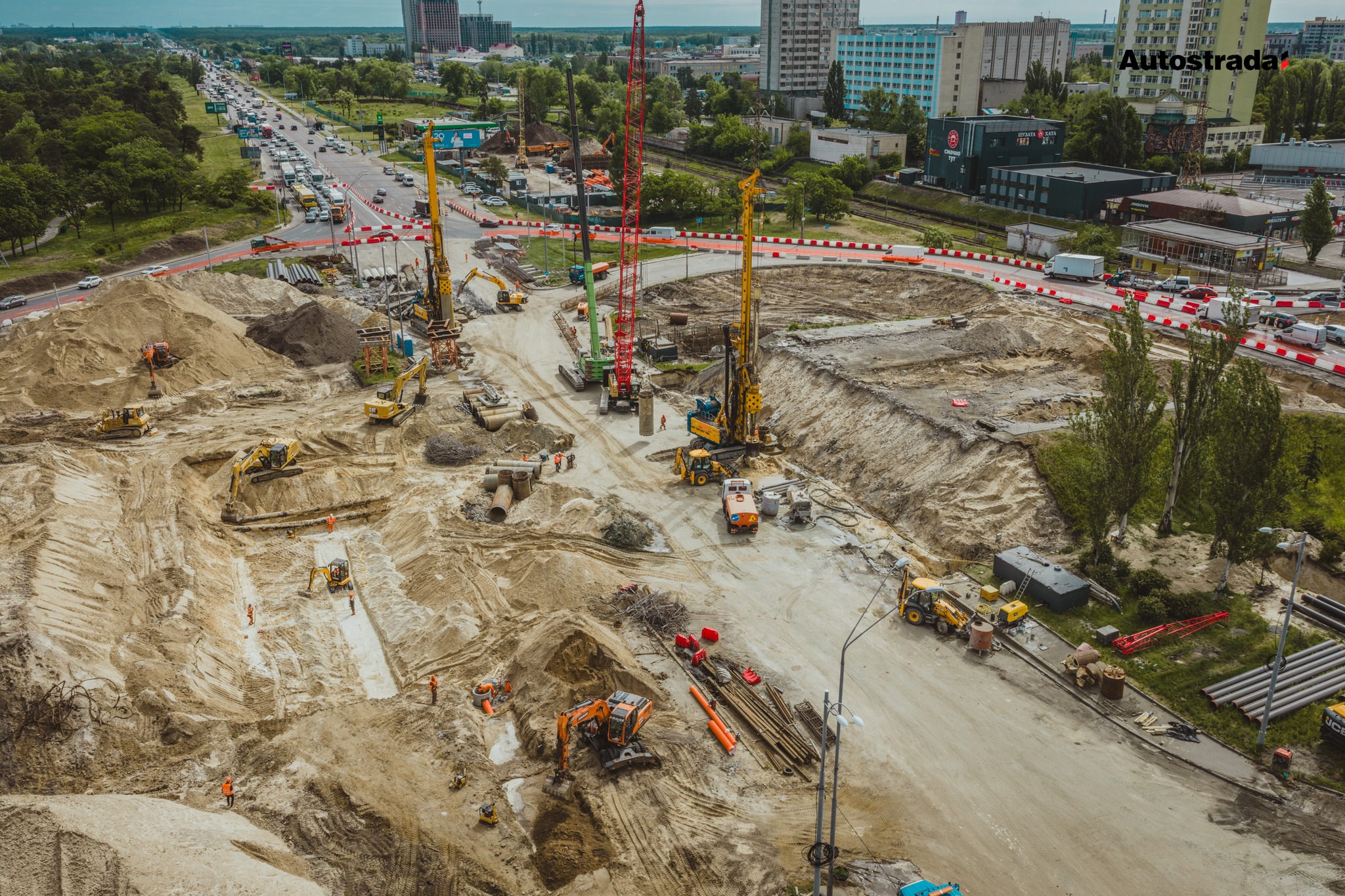 Біля станції метро «Чернігівська» демонтували аварійний шляхопровід - фото 2