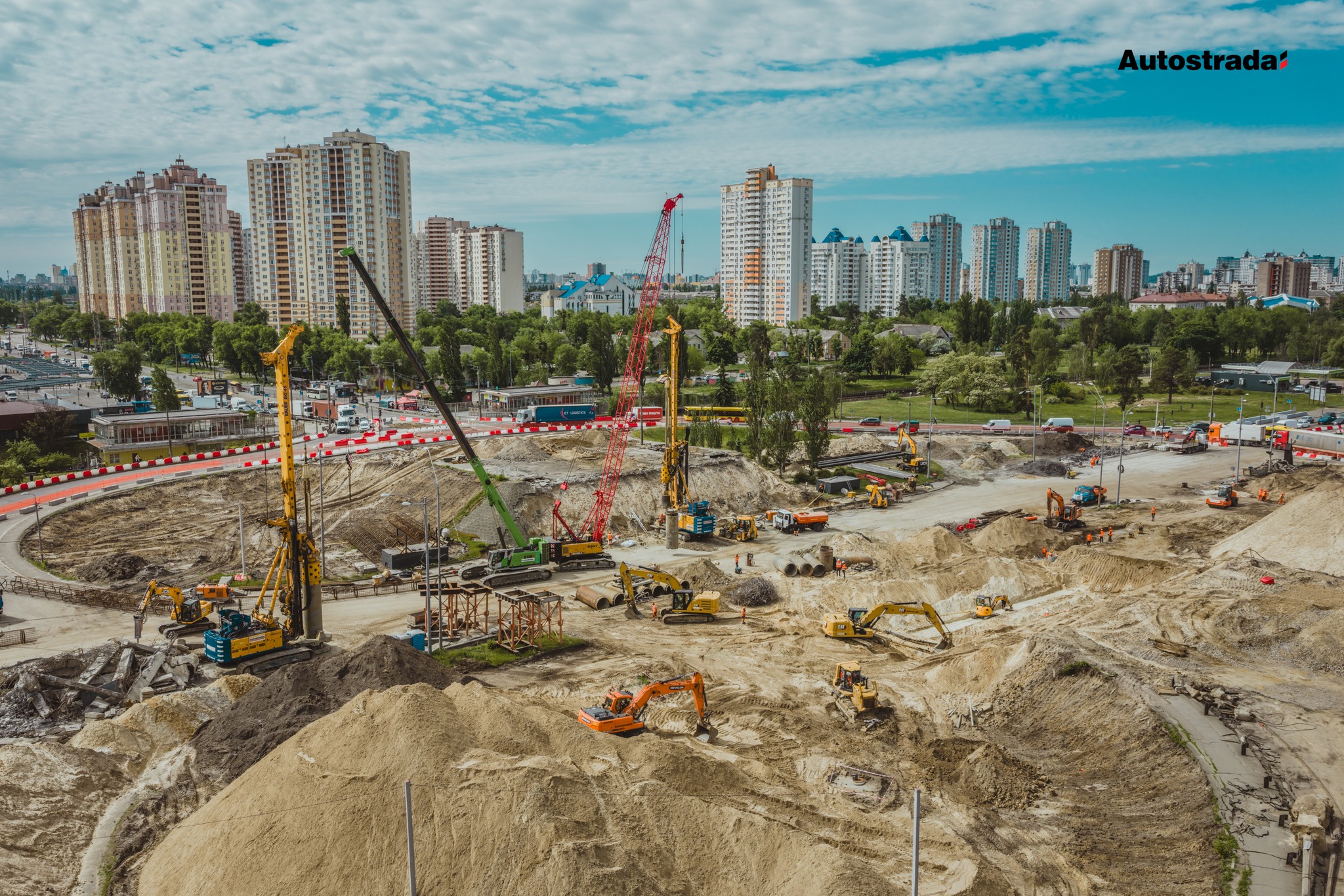 Біля станції метро «Чернігівська» демонтували аварійний шляхопровід