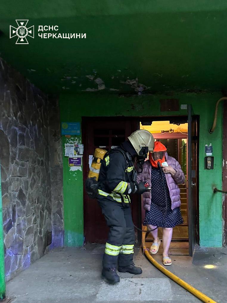 Квартира горіла у Черкасах: врятували трьох людей - фото 4