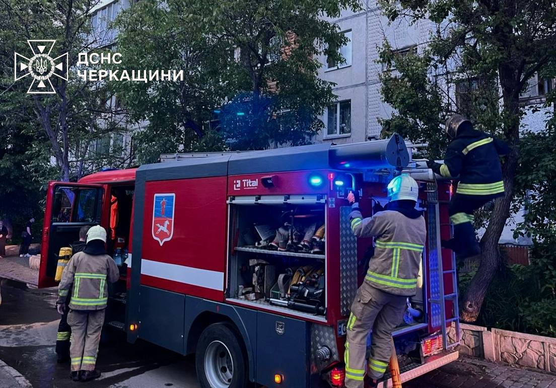 Квартира горіла у Черкасах: врятували трьох людей - фото 2