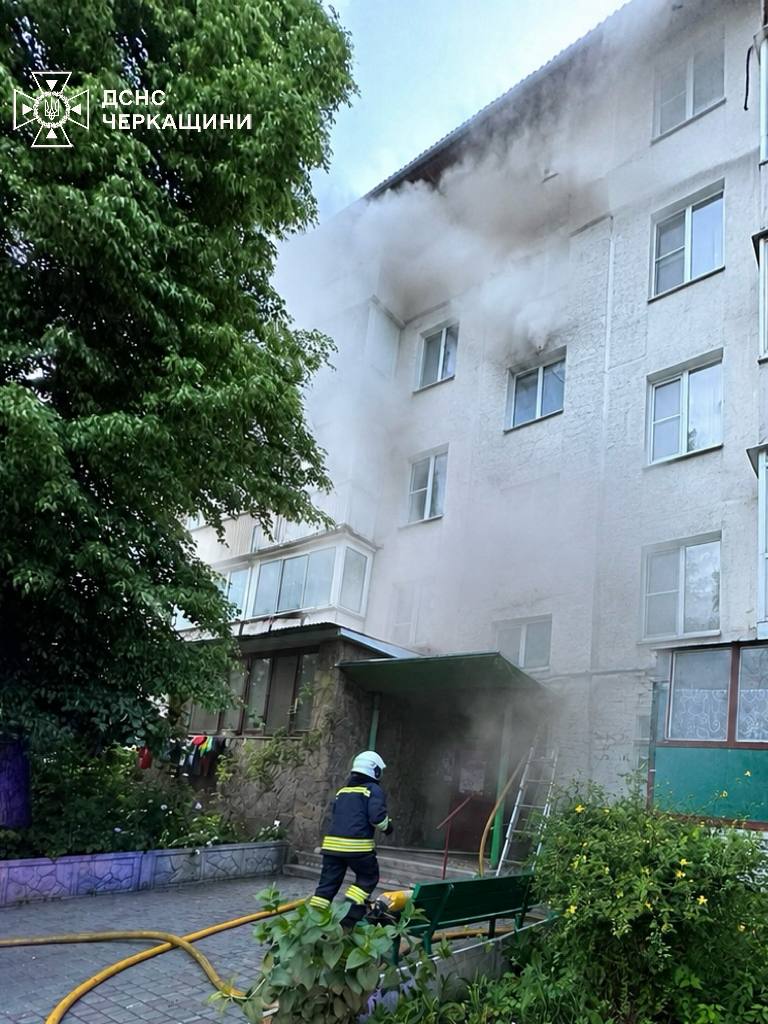Квартира горіла у Черкасах: врятували трьох людей