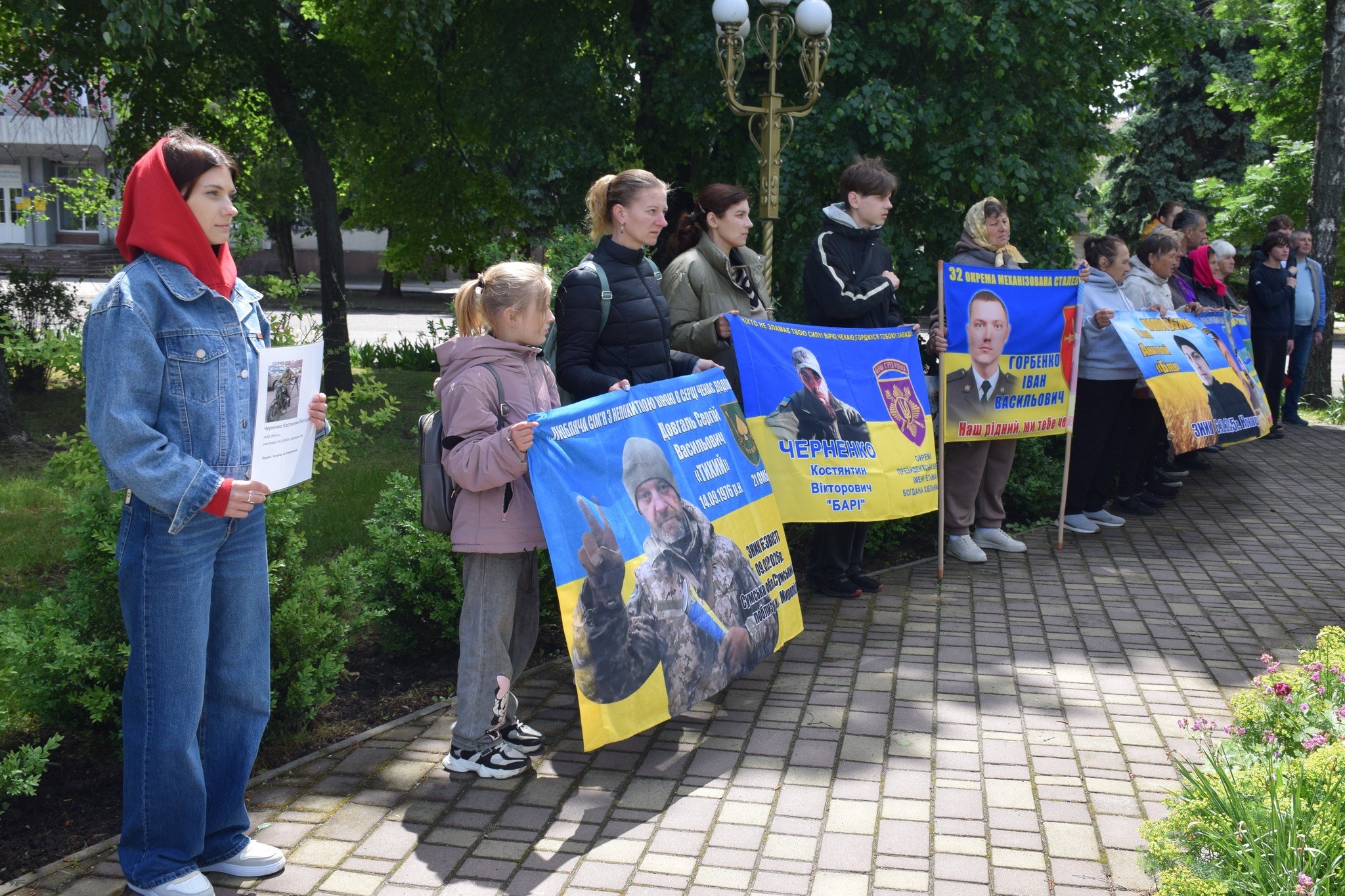 У Шполі люди вийшли на акцію «Не мовчи – полон вбиває». Фото - фото 2