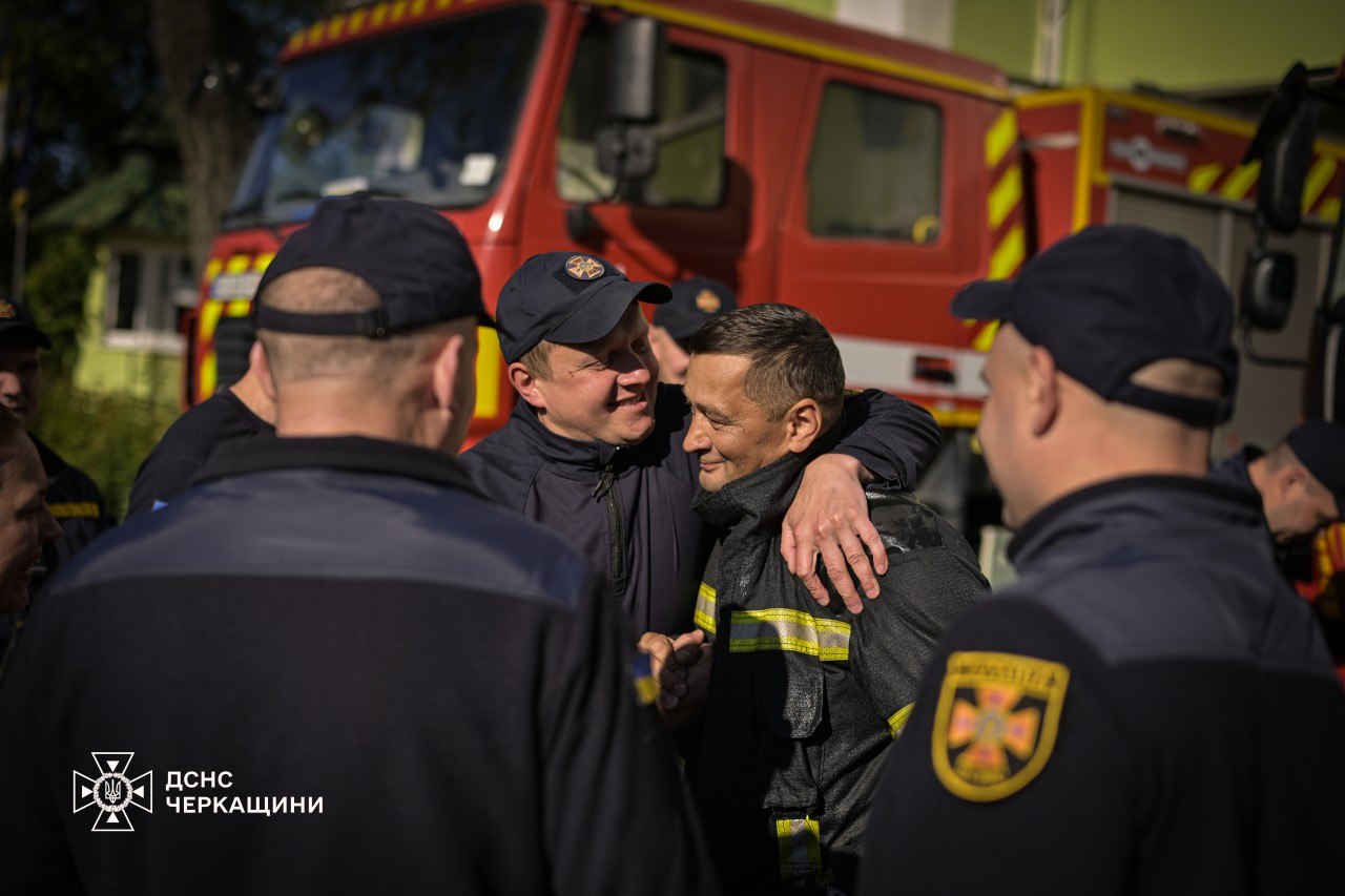 Двох рятувальників з Черкащини провели на пенсію із традиційним обливанням. Фото - фото 2