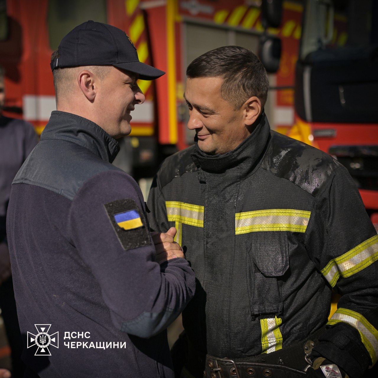 Двох рятувальників з Черкащини провели на пенсію із традиційним обливанням. Фото - фото 4