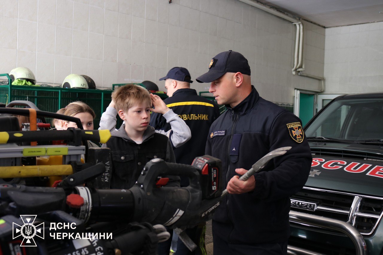Школярі «Берегині» у Черкасах спробували себе в ролі рятувальників. Фото - фото 3