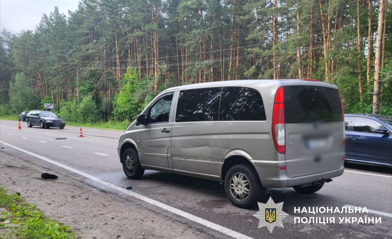 На автодорозі Київ-Овруч Mercedes збив людину. Чоловік помер дорогою до лікарні