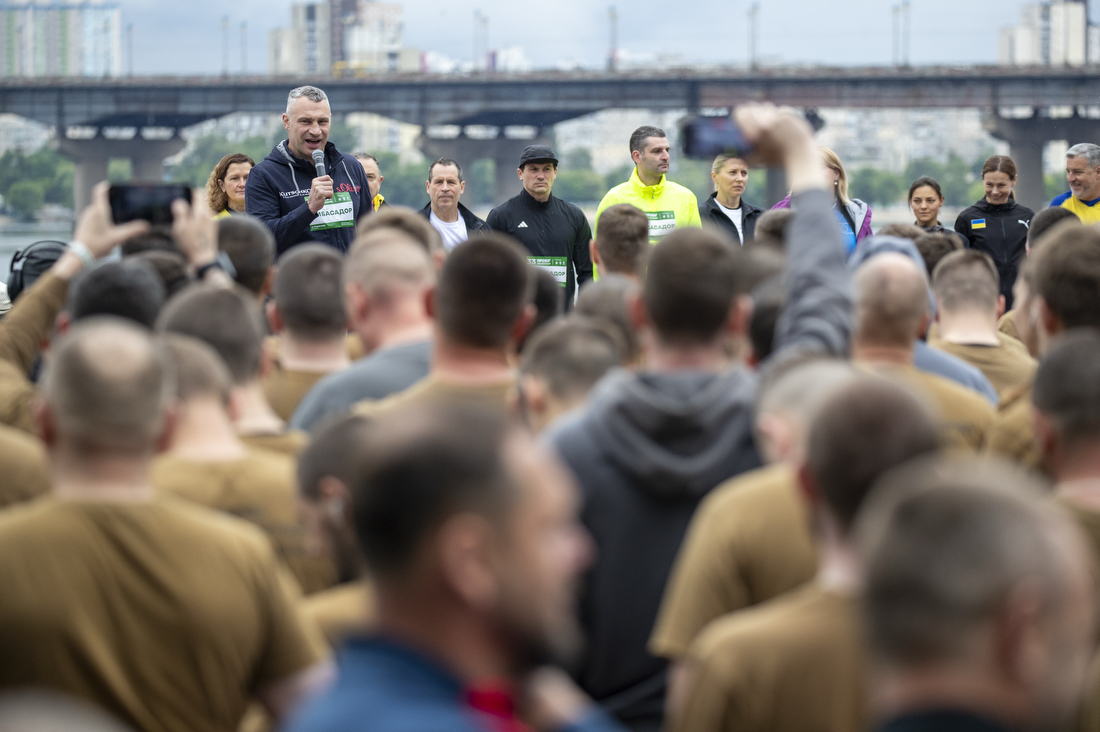 «Пробіг під каштанами»: у Києві проходить традиційний благодійний забіг - фото 16