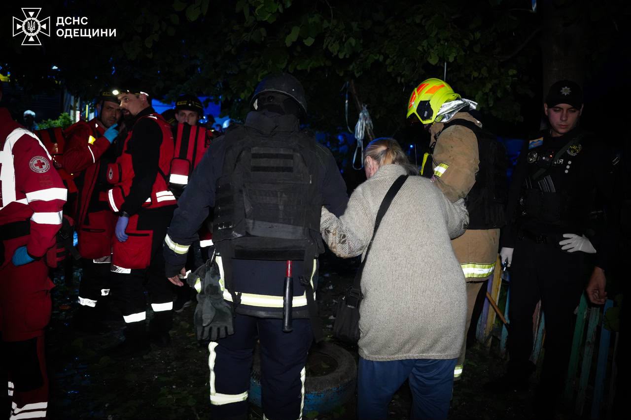 Російські дрони атакували Одесу: поруйновані будинки, згоріли автомобілі. Фото - фото 6