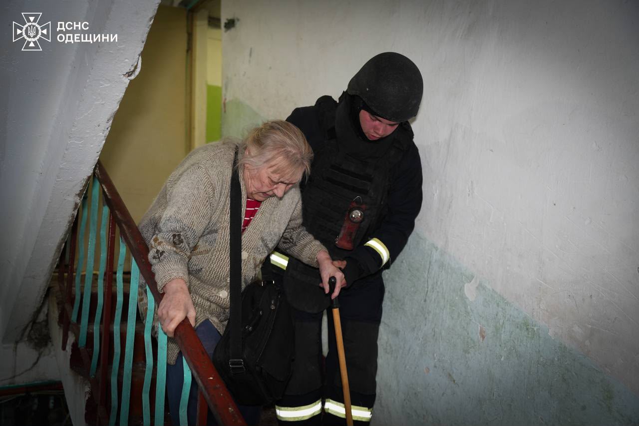 Російські дрони атакували Одесу: поруйновані будинки, згоріли автомобілі. Фото - фото 8