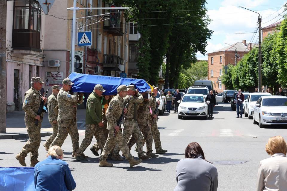 В Умані попрощалися із солдатом Романом Проскуряковим. Фото - фото 3