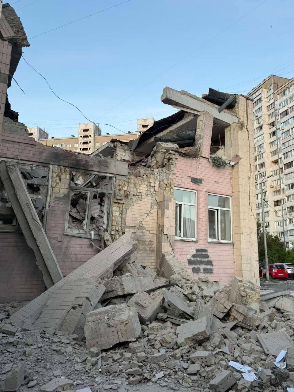У Голосіївському районі через атаку РФ пошкоджено одну з найбільших амбулаторій